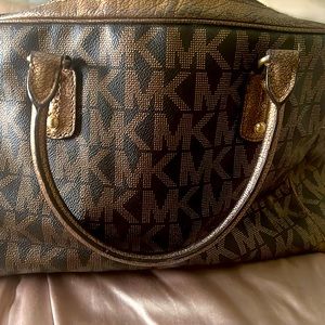 COPY - Michael Kors-Handbag-Brown and Gold (metallic)
Gently used 
Small smudge…